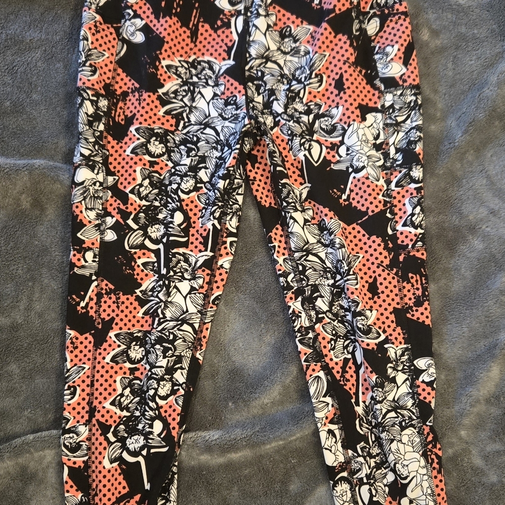 Cropped POP Fit Black and White Patterned Leggings